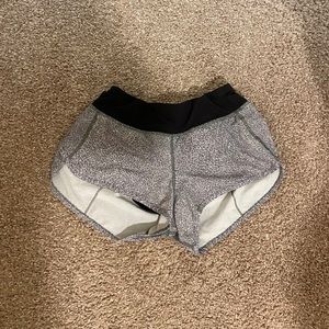 Lululemon 2.5” Speed up low rise shorts